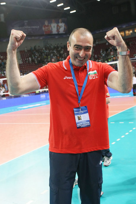 Освен треньор, Наката стана и шофьор