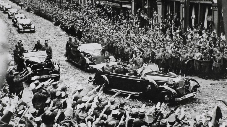 Хитлер често е обикалял с парадния си автомобил