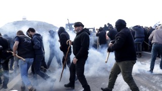 Гръцките фермери ескалираха протестните си действия в понеделник като блокираха