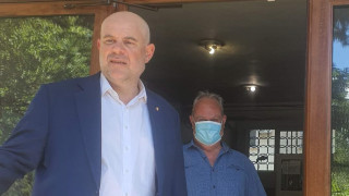 Докато в София пред сградата на Съдебната палата за пореден