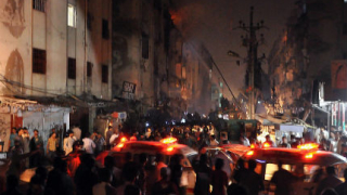Загиналите при взривовете в Карачи са 52-ма