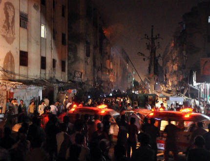Загиналите при взривовете в Карачи са 52-ма