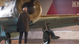 Владимир Путин посети Червения площад където разгледа военно оборудване от