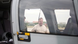 Министърът на отбраната Красимир Каракачанов наблюдава от борда на хеликоптер