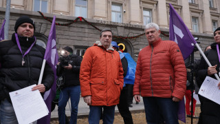 Синдикатите КНСБ и КТ Подкрепа провеждат протестна акция пред сградата