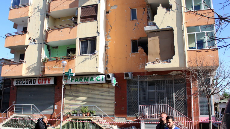 12 български инженери оценяват сградите след земетресението в Албания