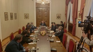 Радев пита синдикатите какво предлагат, освен тревога
