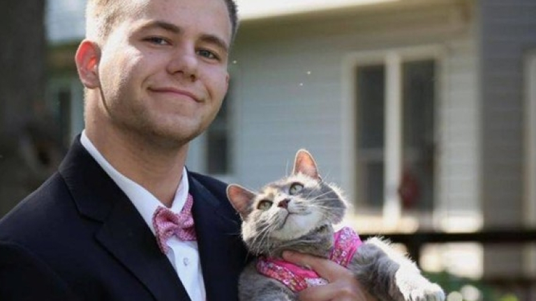Абитуриент избра котка да му бъде дама на бала