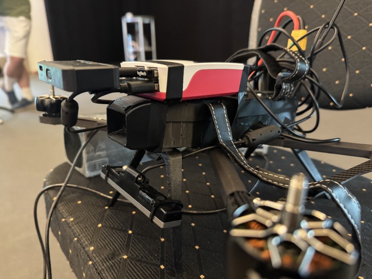 . Снимка на модула, създаден от българския екип, прикован към дрон