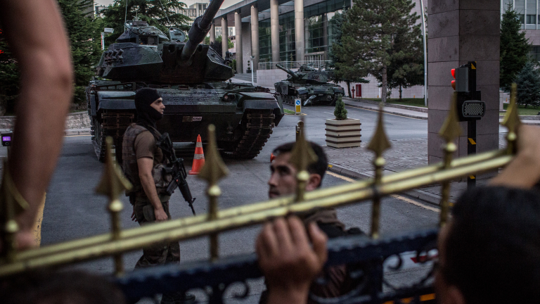 Арестуваха над 100 генерали и адмирали след опита за преврат в Турция 
