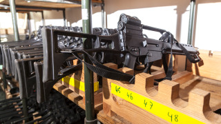 Служителите от военния завод "Емко" протестират