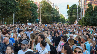 Граждани се събраха пред Съдебната палата в столицата и участваха