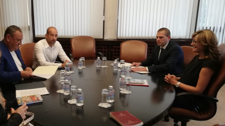 Захариева привлича инвестиции и връща български работници в страната