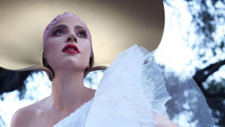 Година след като развали годежа си с Кристиан Карино Лейди Гага по