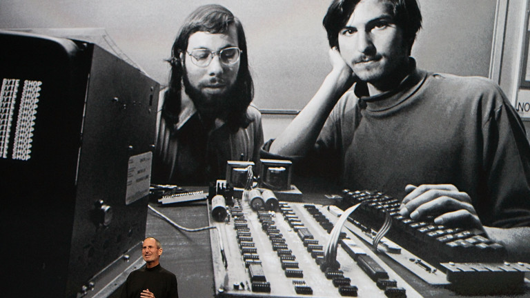  Стив Джобс и Стив Возняк с един от първите компютри на Apple Computers 