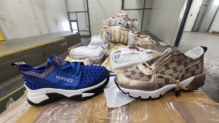 В камион за спортни дрехи митничари откриха 148 000 защитни