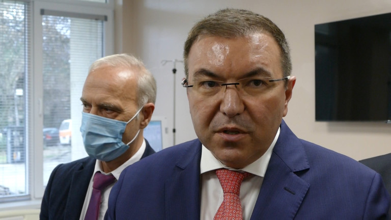 Здравният министър Костадин Ангелов предпочита да има опашки пред ваксинационните