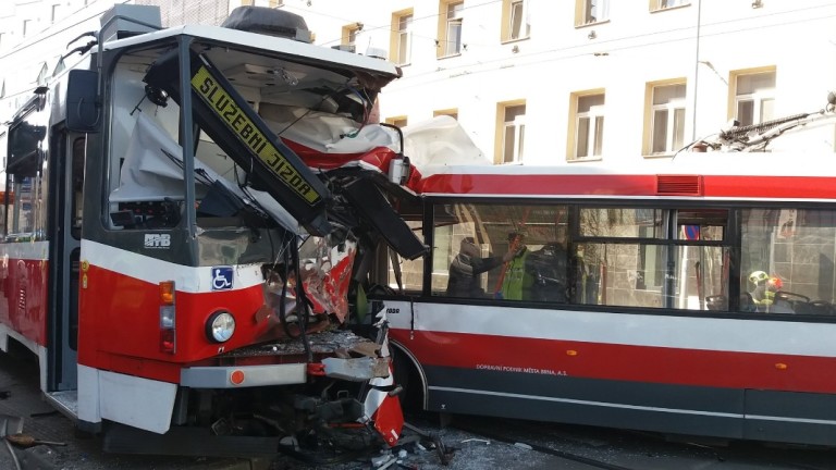40 ранени при тежка катастрофа между трамвай и тролейбус в Чехия