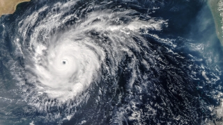 Изключително опасна буря от категория 4 ураганът Берил се насочва