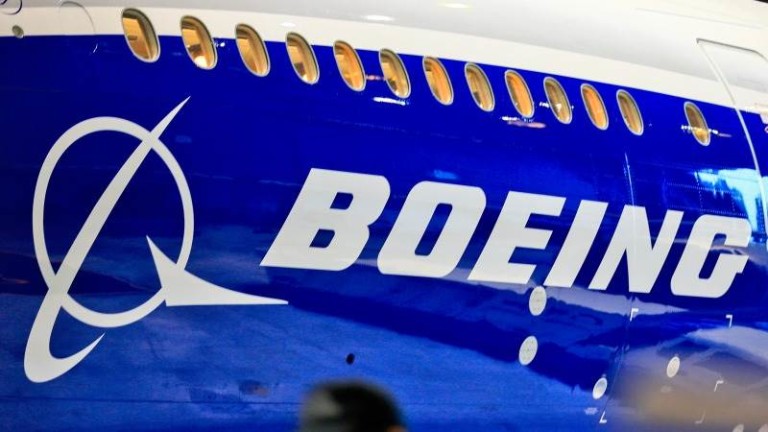 След двете катастрофи и приземяването на 737 MAX: Boeing с първа поръчка на модела
