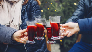 Греяното вино е напитката която винаги свързваме с коледните празници