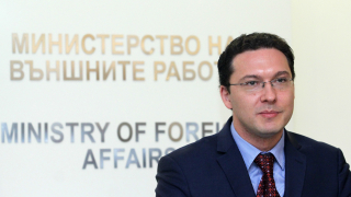 Стъпете в обувките ми, ядосан Митов на призивите за отзоваване на Гьокче