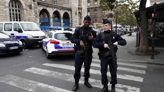 Двама полицейски служители във френската столица Париж са били отстранени