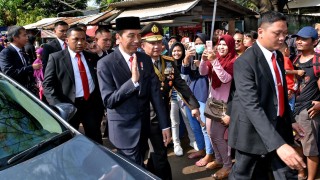 Трафик принуди президента на Индонезия да върви 2 км пеша