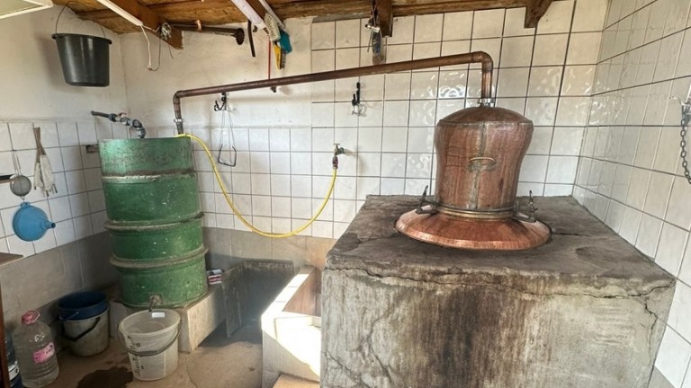Иззеха близо 1,5 тона нелелен алкохол във Варненско