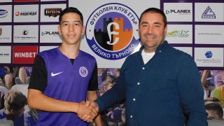 17 годишният полузащитник на Етър Радослав Найденов подписа професионален договор с