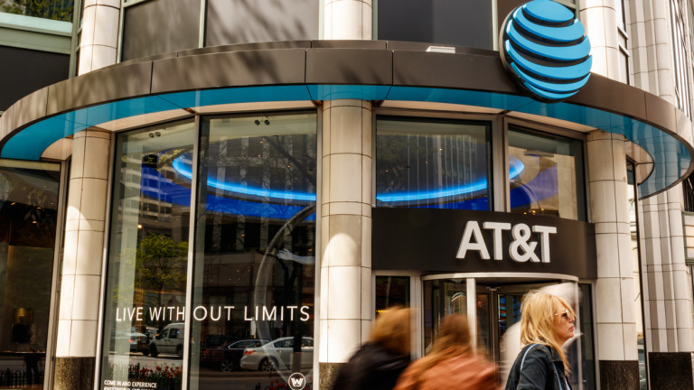 Американският оператор AT&T Inc. обмисля да пусне планове за мобилни
