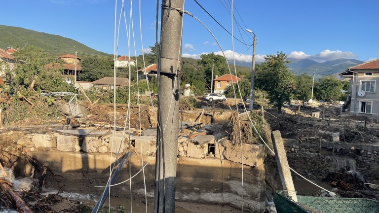 Жители от карловски села на протест заради спряно финансиране за щетите от наводненията през 2022 г. 