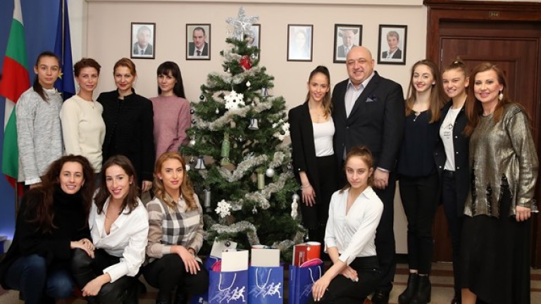 Министър Кралев получи коледен подарък от националния отбор по художествена гимнастика