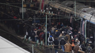 Парижани изправени пред необичайни задръствания заради стачките срещу пенсионната реформа