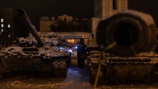 Няколко руски танка повредени в Украйна са транспортирани до Обединеното