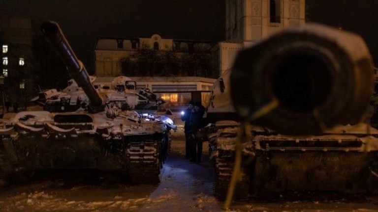 Няколко руски танка, повредени в Украйна, са транспортирани до Обединеното