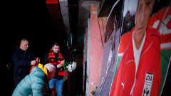 Десетки отидоха пред стадион "Българска армия", за да отдадат почит на Димитър Пенев