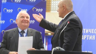 Премиерът Бойко Борисов демонстрира френски маниери пред президента на ЕНП