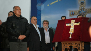 Борисов дари частица от Христовия кръст за храма „Св. Троица” 