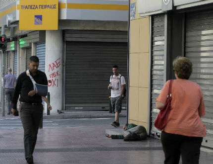 Българите в Гърция да носят евро в брой, в банкоматите няма