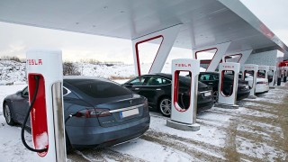 Tesla покрива цяла Европа със супербързи зарядни станции през 2019 година