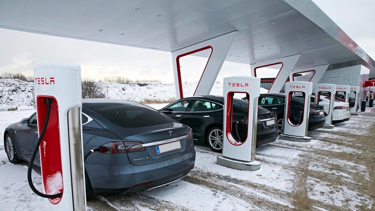 Tesla покрива цяла Европа със супербързи зарядни станции през 2019 година