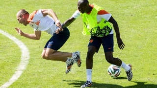 ВИДЕО: Холандците се сбиха на тренировка