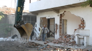 Отново събарят незаконни къщи в Пловдив