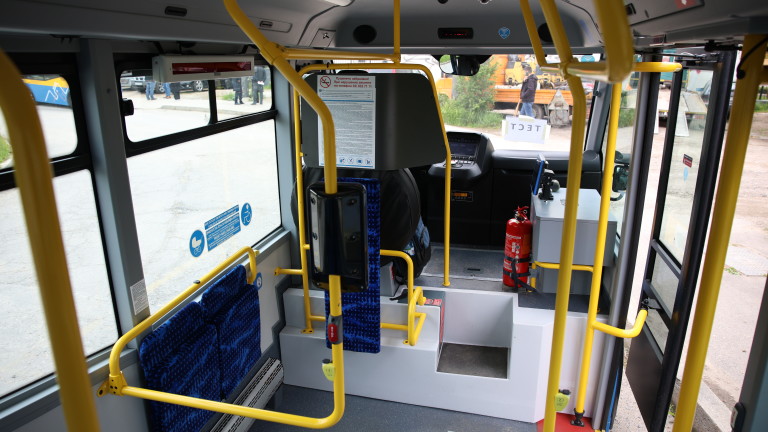 Скандал избухна в автобус на градския транспорт във Варна, съобщава