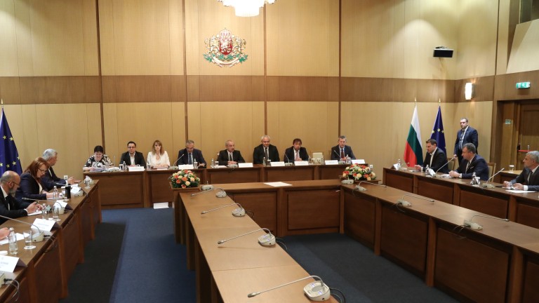 Служебният премиер Гълъб Донев днес събра областните управители на среща,