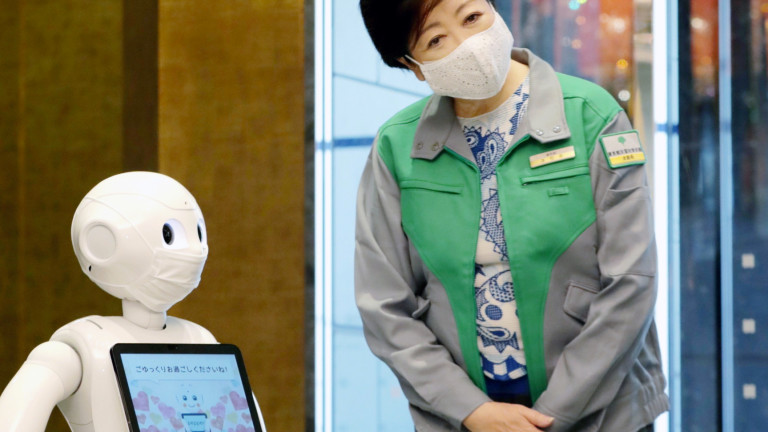 Пепър, хуманоиден говорещ робот, поздрави губернатора на Токио Юрико Койке,