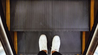 Защо ескалаторите нямат гладки стъпала