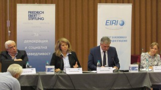 Всяко трето българско дете се ражда извън страната, тревожи се Йотова