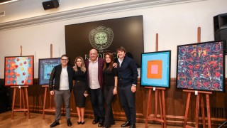 Най новите си картини и петата самостоятелна изложба художникът и политик